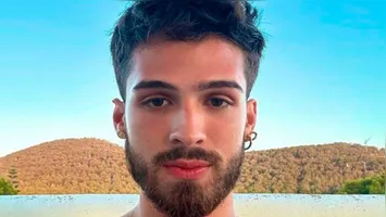 O ator João Guilherme participou do programa Encontro com Patricia Poeta e detalhou os bastidores de sua cena de nudez no filme O Rei da Internet