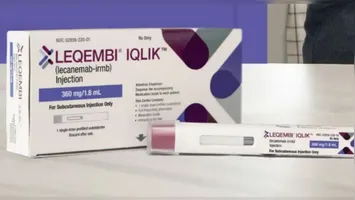 O Leqembi promete retardar a progressão da doença em estágio inicial, mas gera cautela devido ao custo mensal e aos riscos de efeitos colaterais neurológicos.