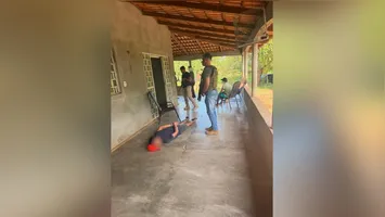 Acusado de planejar a tortura e morte de João Sobrinho devido a uma dívida de R$ 110 mil, o suspeito foi localizado na zona rural de Palestina.