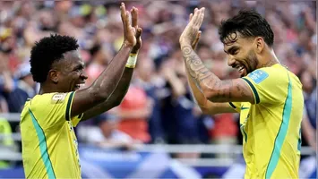 Jogadores da Seleção Brasileira celebram a liderança invicta do Grupo C; equipe foca na preparação para o duelo decisivo contra o Japão em Houston.