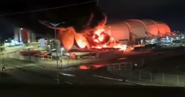 Chamas consumiram parte da estrutura do Circo do Tirulipa na área externa da Arena das Dunas, em Natal, na madrugada desta segunda-feira (11).