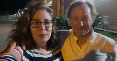 Carla Zambelli (PL-SP) ao lado de seu advogado após deixar a prisão na Itália. A ex-deputada comemorou a decisão da Justiça italiana, que anulou o pedido de extradição relacionado à condenação por invasão dos sistemas do CNJ.