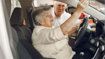 Entenda o projeto que prevê isenção de IPI para idosos na compra de carros novos. Benefícios, requisitos e informações essenciais.