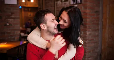 Segundo a astrologia, o período favorece demonstrações de carinho, fortalecimento de vínculos e aproximações emocionais, criando um cenário propício para o romance