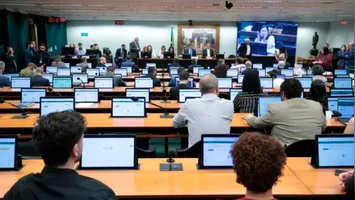 Plenário da Comissão de Constituição e Justiça durante a sessão que aprovou a constitucionalidade da PEC da maioridade penal na Câmara dos Deputados.