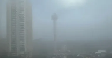 Belém amanhece com neblina e alerta de chuvas intensas. Confira as previsões e recomendações de segurança para o dia.