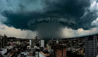Meteorologistas alertam sobre ciclone intenso que pode afetar o Brasil em julho, trazendo temporais e mudanças climáticas significativas.