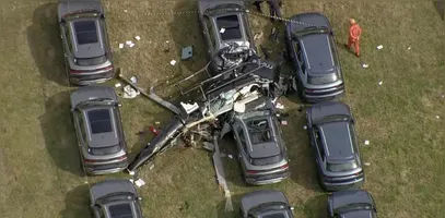 Após colidirem, as duas aeronaves caíram dentro de uma área utilizada atualmente para armazenamento de veículos.