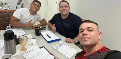 Matheus, de camisa vermelha e preta, estuda com os amigos.