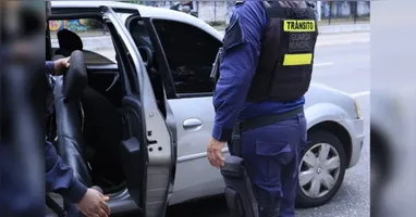 Projeto em tramitação na Câmara prevê desvinculação de multas do registro do veículo em situações específicas.