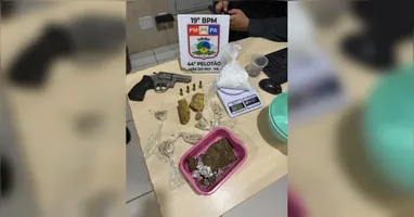 Drogas e armas foram apreendidas durante operação