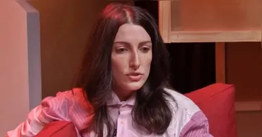 Clarice Falcão revela em entrevista que se arrepende de alguns vídeos do Porta dos Fundos, refletindo sobre a evolução do humor.