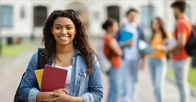 Além de benefícios, programas sociais também oferecem vantagens a estudantes de todo o País.