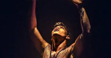 Em cena, Yumo interpreta a si mesmo: um homem do povo Apurinã que, evangelizado na infância, reconstrói sua relação com a ancestralidade.