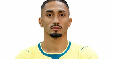 Raphinha sentiu dores na coxa direita e foi substituído por Rayan.