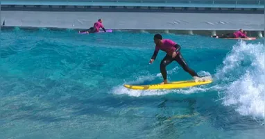 Mesmo na Inglaterra, Matheus Cunha mantém a proximidade com o surf, em piscinas de ondas artificiais.