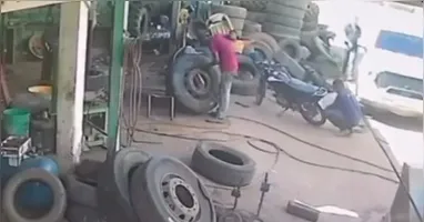 O trabalhador fazia o reparo no pneu quando o equipamento estourou com força. O impacto da explosão atingiu diretamente uma das mãos do profissional.