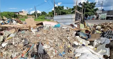 O acusado usava um caminhão baú para carregar o material até o local de descarte irregular.