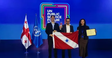 O secretário adjunto de Gestão e Regularidade Ambiental da Secretaria de Estado de Meio Ambiente, Clima e Sustentabilidade (Semas) Rodolpho Zahluth Bastos recebeu a premiação acompanhado dos servidores da secretaria Selma Santos e Rômulo Malta.