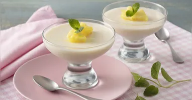 Um dica extra é decorar com pedaços de abacaxi para melhorar a apresentação e realçar o sabor.