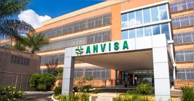 A Anvisa publicou a decisão no Diário Oficial da União, com detalhamento dos lotes envolvidos e a proibição imediata de comercialização, distribuição, fabricação, propaganda e uso dos produtos recolhidos.