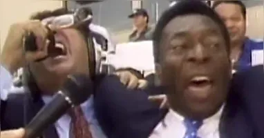 Um dos momentos icônicos foi quando Galvão narrou o tetra ao lado de Pelé. A imagem correu o mundo