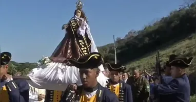 Um dos momentos mais simbólicos da festa foi a cerimônia de troca do manto da padroeira. Esse ritual ocorre logo após a primeira procissão terrestre e representa a renovação da devoção dos fiéis à santa.