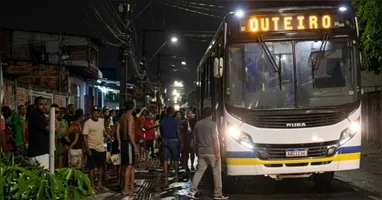 A situação gerou cenas de desespero no local. No entanto, todos saíram ilesos do veículo.