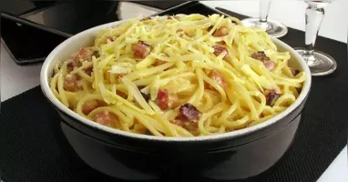 A receita substitui o guanciale tradicional por bacon.
