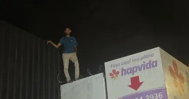 Com a chegada das equipes de segurança e resgate, Sandro se deslocou pela cobertura até a parte frontal da loja.