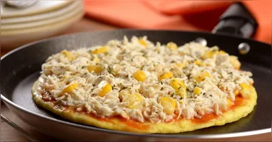 A ausência de glúten torna esta pizza adequada para celíacos e para quem segue dietas sem esse componente.