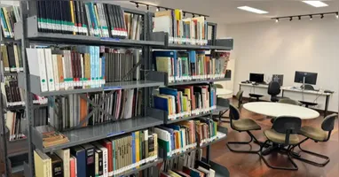 O acervo reúne mais de três mil itens, incluindo livros, revistas, CDs e fotografias