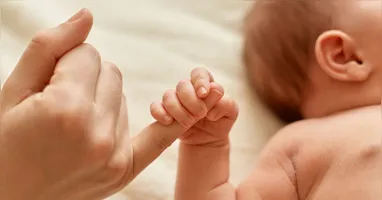 Amor materno permanece como base, mas aparece entrelaçado à exaustão e à responsabilidade permanente