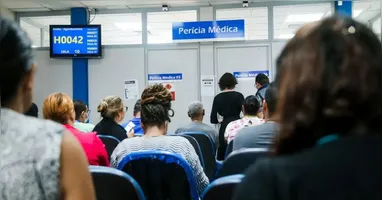 Para agendar atendimento ou antecipar perícias, os segurados podem ligar para o telefone 135 ou acessar o Meu INSS.