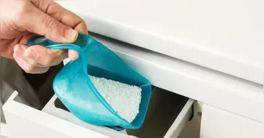 Para máquinas de abertura frontal, o mais indicado é o uso do sabão líquido, que dissolve com mais facilidade na água e reduz risco de acúmulo de resíduos.