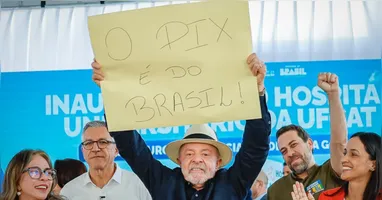 Lula criticou ainda a visita de Flávio a Washington, onde se reuniu com Donald Trump, e mencionou o envolvimento do senador com o banqueiro Daniel Vorcaro, ex-dono do Master.