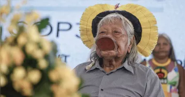 Líder indígena só teve contato com um homem branco por volta dos 20 anos de idade e é reconhecido pela luta dos povos índigenas e da Amazônia.