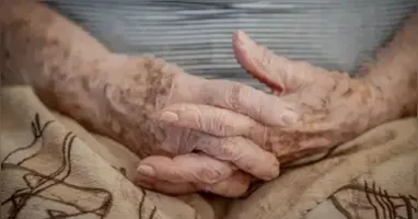 Pessoas idosas podem conseguir desconto ou gratuidade em serviços essenciais no Brasil