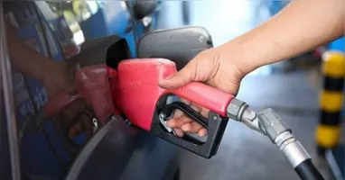 Como o etanol tem menor quantidade de energia por litro do que a gasolina, o aumento da sua participação na mistura pode reduzir levemente a autonomia dos veículos.