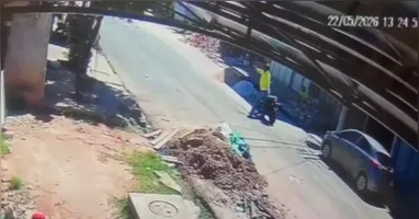 Câmera de monitoramento registrou o momento dos tiros feitos pelo motociclista