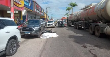 O corpo ficou exposto ao chão, ao lado da carreta
