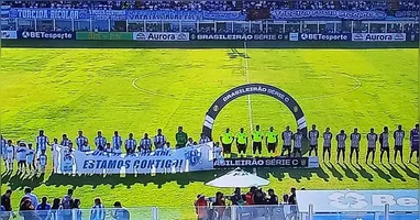 A homenagem foi feita durante a foto antes do inicio da partida contra a Inter de Limeira