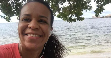 A mulher mora há mais de 10 anos no exterior e agora a família quer trazê-la de volta