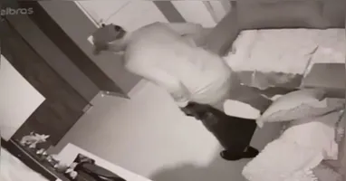 Os suspeitos invadiram a casa, amarraram e ameaçaram as vítimas de morte