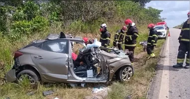 O carro da vítima ficou completamente destruído com o impacto