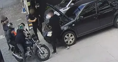 Os dois amigos chegaram na motocicleta "anunciando" o assalto