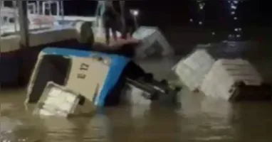 Micro-ônibus foi tirado do rio na noite desta quarta-feira (16)