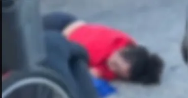 A mulher caiu depois que a motocicleta foi batida pela carreta