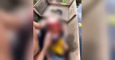 A criança foi pegar um brinquedo, quando o cabelo se prendeu ao eixo do motor da embarcação