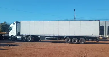 A droga estava sendo transportada no teto do baú do caminhão